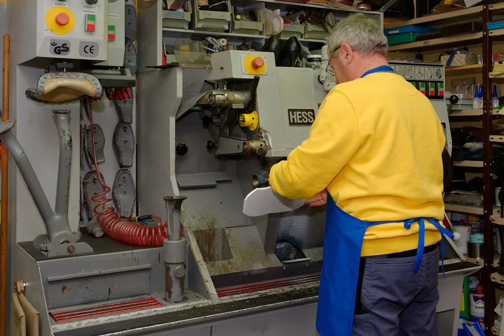 Schuhreparatur, besohlen, neue Absätze und und ... bei Schlüssel Grafe in Anklam